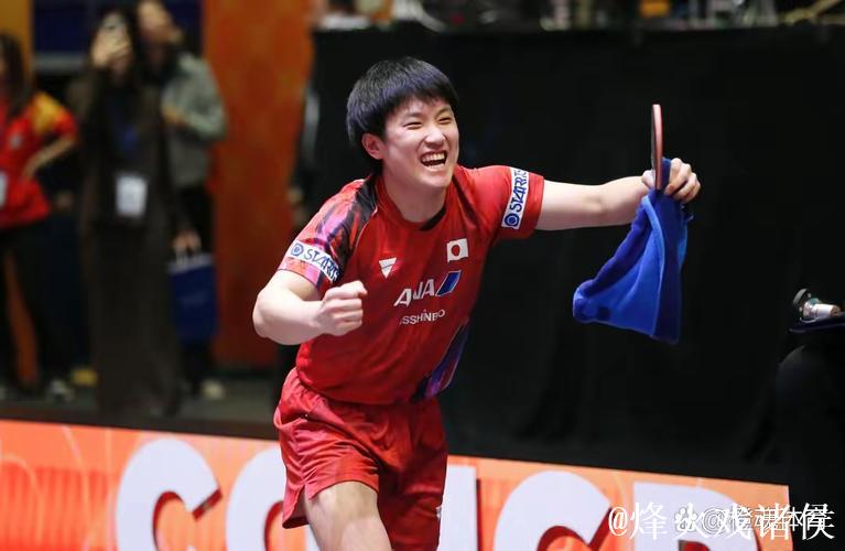 张本智和胜利时刻:握拳庆祝奖杯,乐享香港夜景,重拾久违欢愉 张本智和胜利时刻:握拳庆祝奖杯,乐享香港夜景,重拾久违欢愉